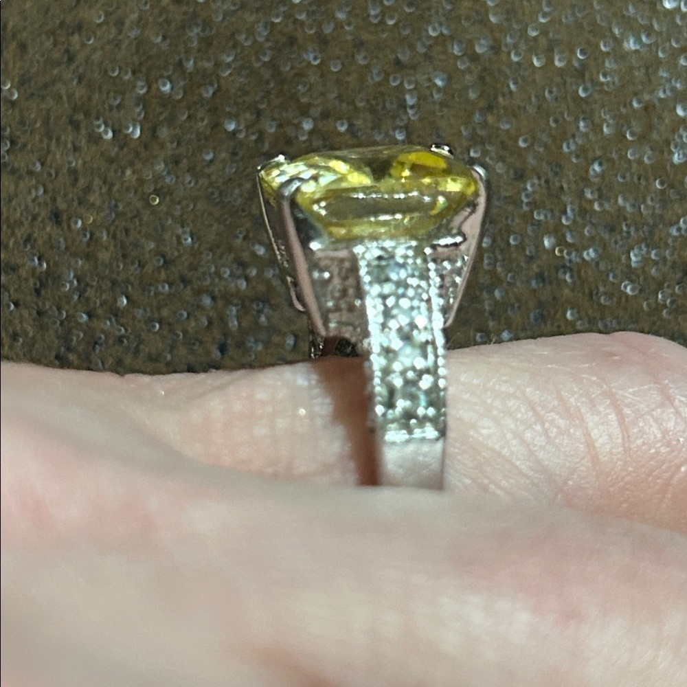 Avon Cocktail Ring—New without box - Picture 4 of 7